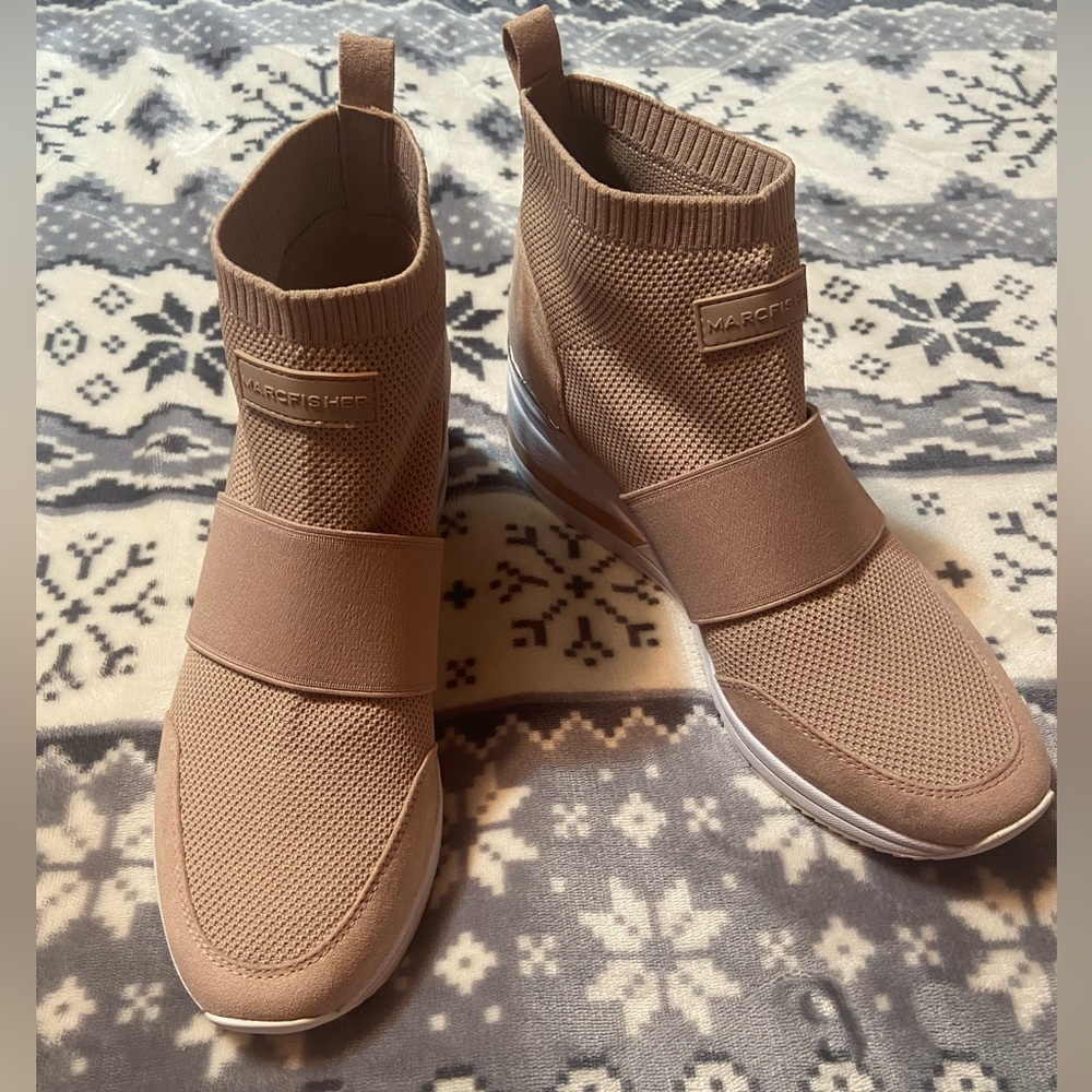 Marc Fisher, sz 8 1/2 in rose gold.